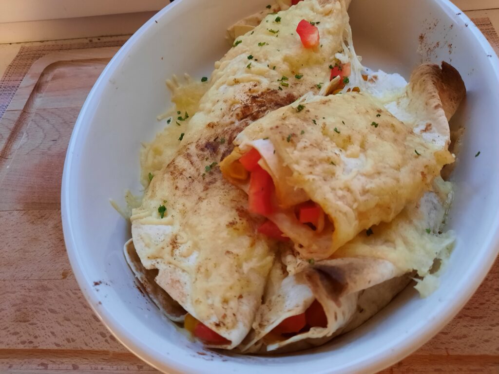 Enchiladas- ein mexikanisches Rezept.
die fertigen Enchiladas in einer Auflaufform.