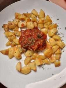 Patatas Bravas; knusprige Kartoffeln mit Salsa