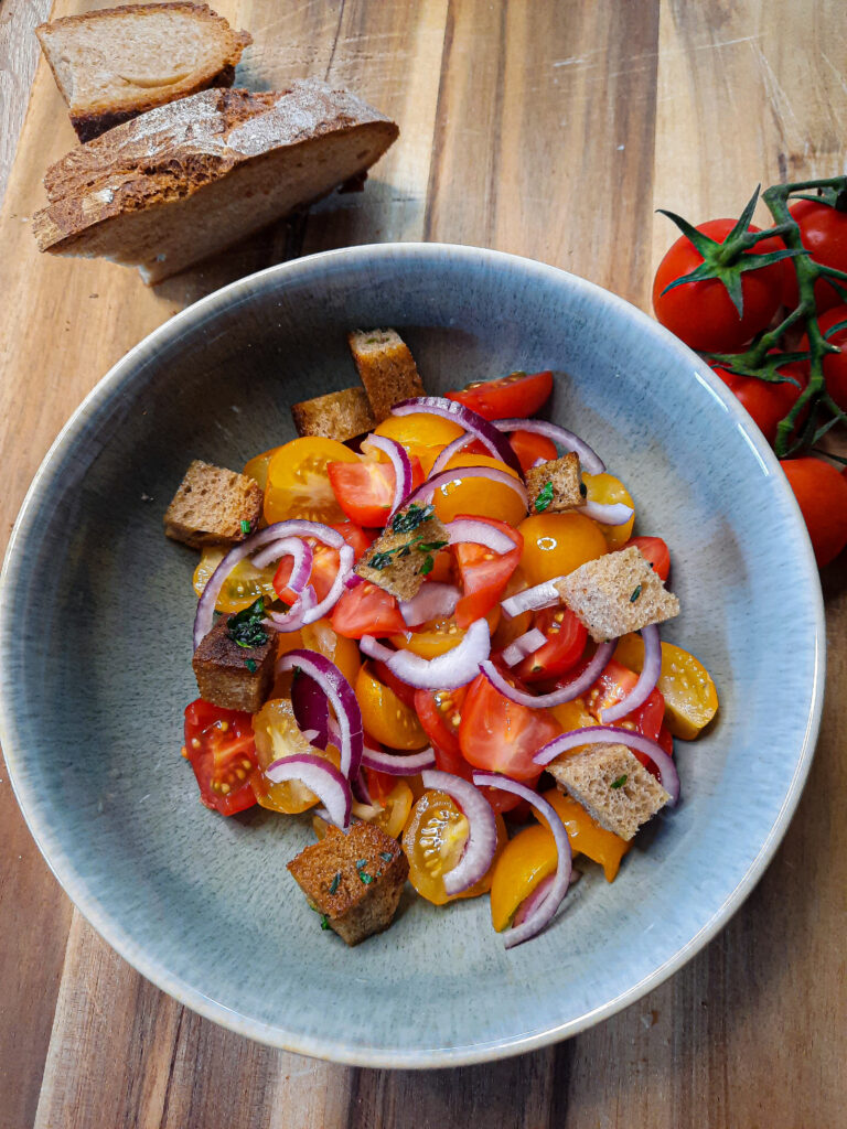 Toskanischer Brotsalat- simples Panzanella Rezept (Salate aus aller ...