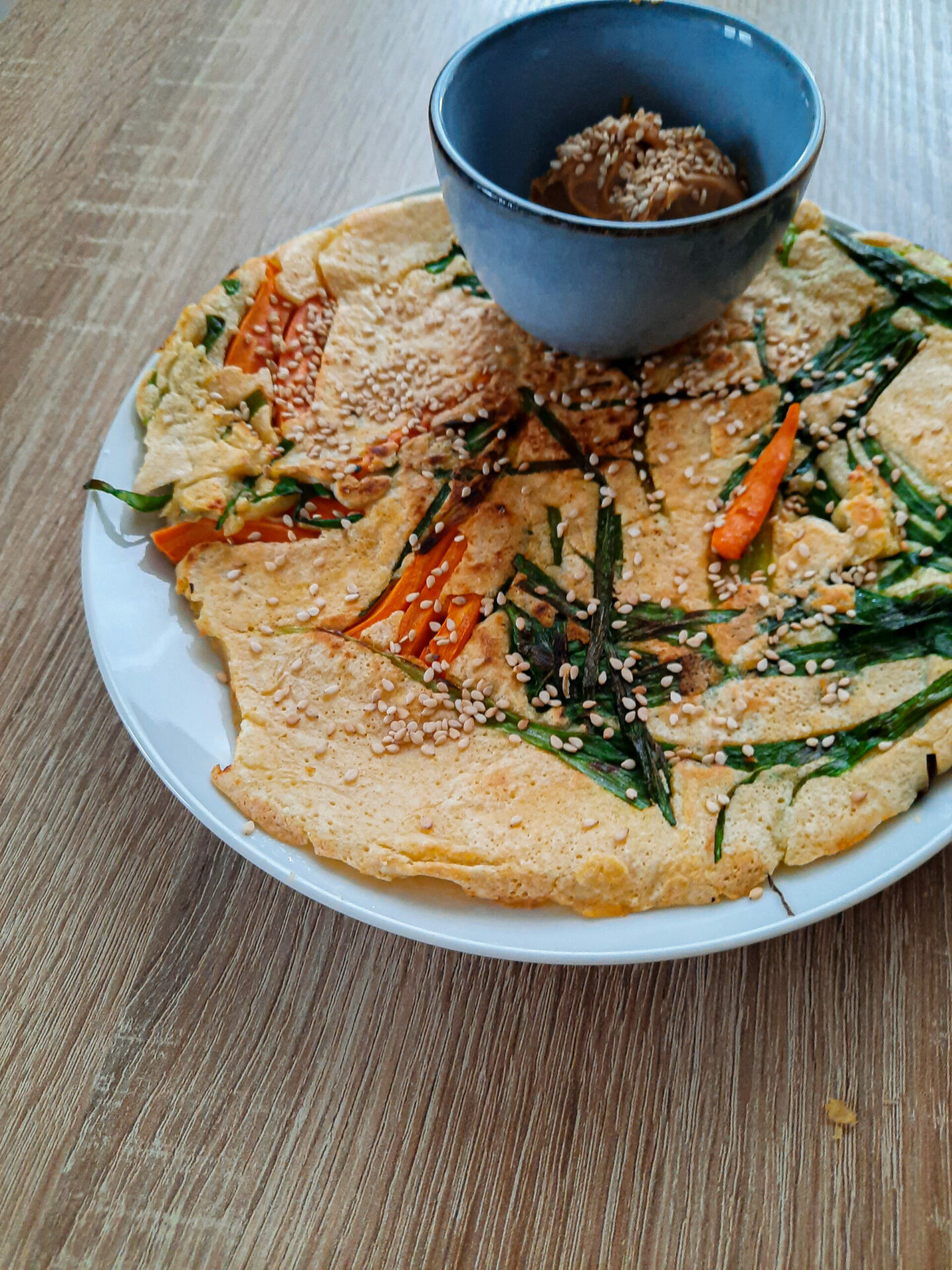 herzhafte Pfannkuchen rezept: dicker Pfannkuchen mit Karotten und Frühlingszwiebel