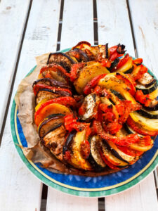 griechisches Ratatouille im Ofen gebacken, schön in Kreisen in geschichtet.