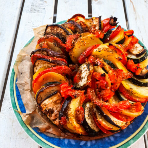 griechisches Ratatouille im Ofen gebacken, schön in Kreisen in geschichtet.