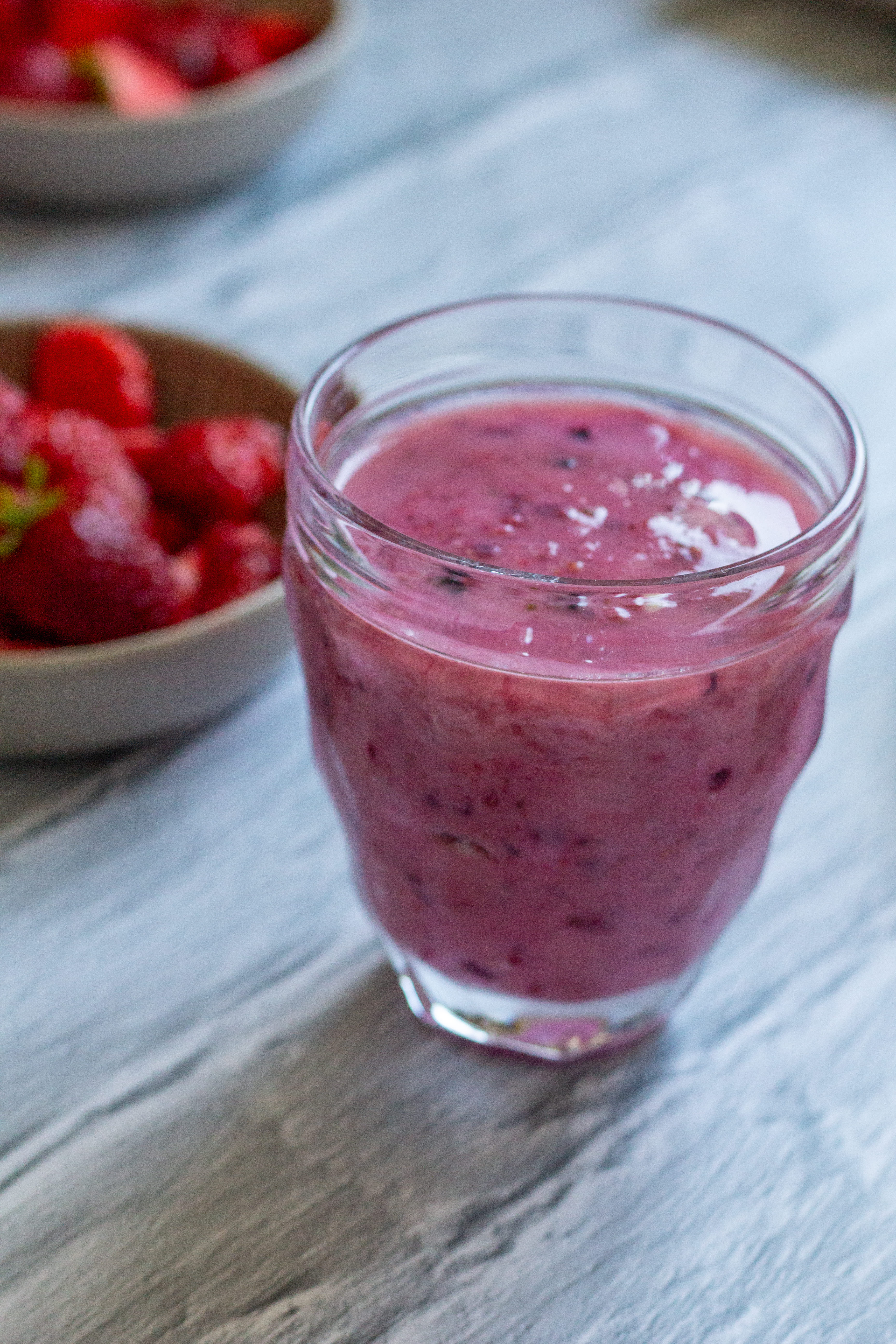 Erdbeer-Smoothie mit Skyr in einem Glas bereit zum Trinken.