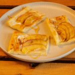 Herzhafte Apfel Blätterteig Taschen mit Ziegenkäse & Thymian – das einfachste Gourmet-Rezept der Welt ein Teller mit herzhaften Apfel-Blätterteig-Taschen.